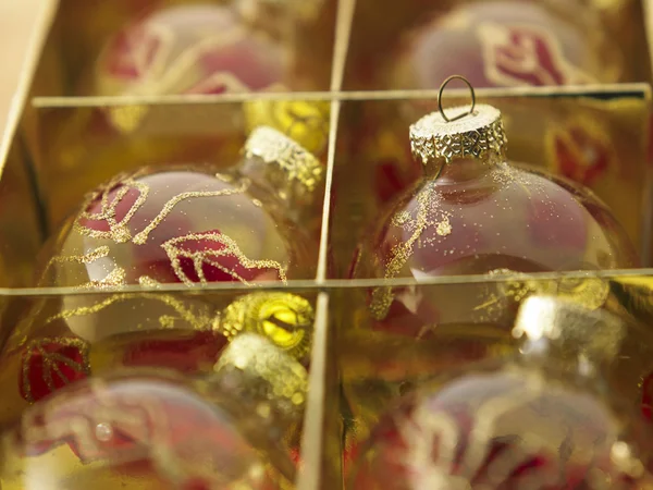 Weihnachtskugeln im Karton — Stockfoto