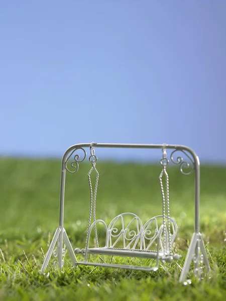 Mini schommel op het gras — Stockfoto