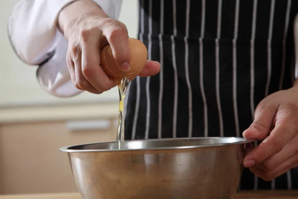 Breaking egg into mixer — Stock Photo, Image