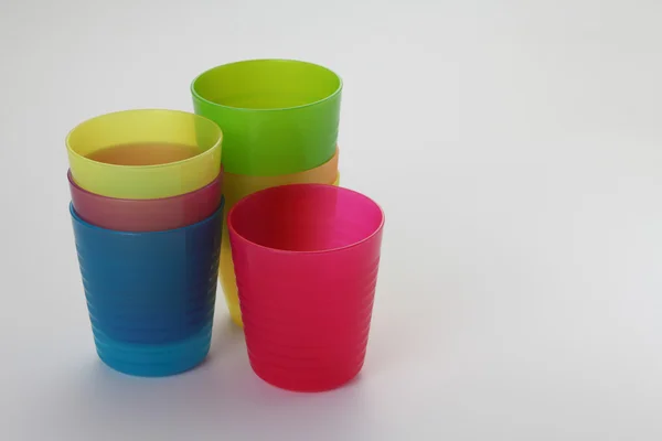 Kleurrijke plastic bekers — Stockfoto