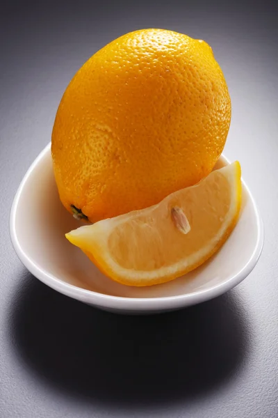 Lemon on plate — Stock Photo, Image