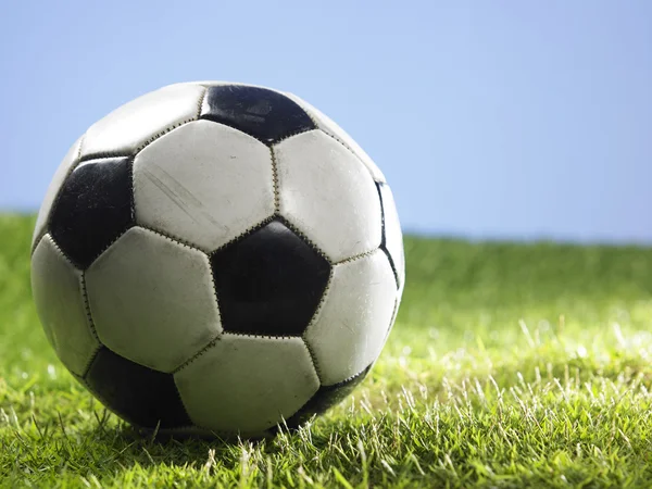 Bola de futebol na grama — Fotografia de Stock