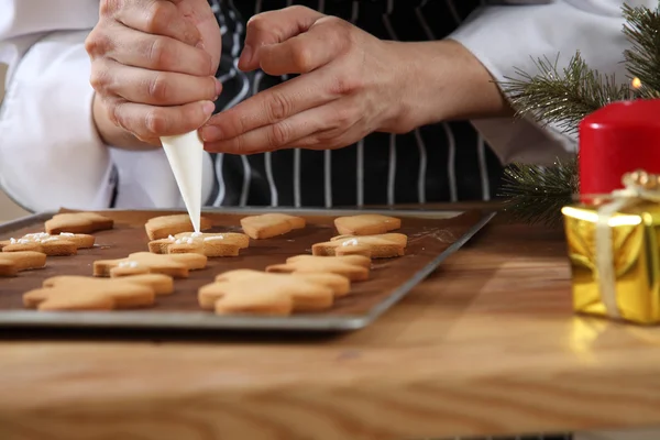 Decorating ginger bread man — Stock Photo, Image