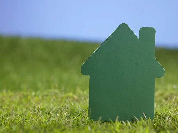 Papierhaus ausgeschnitten — Stockfoto