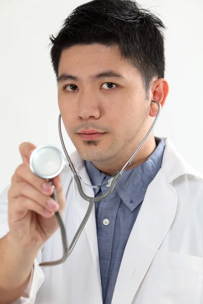 Médico chino con fonendoscopio —  Fotos de Stock