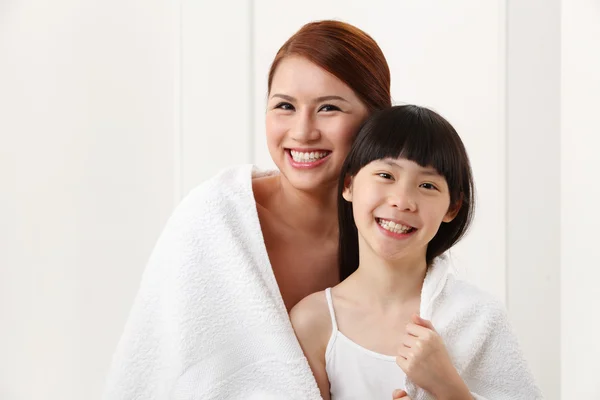 Frau und Tochter in Handtuch gewickelt — Stockfoto