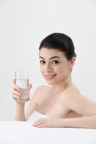 Woman holding glass of water — Stock Photo, Image