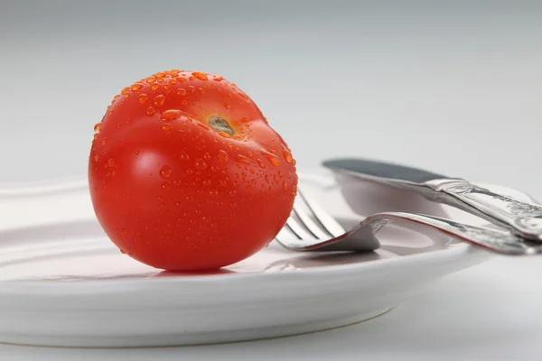 Tomate rouge dans l'assiette — Photo