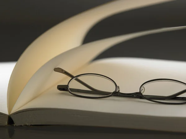 Leesbrillen op boek — Stockfoto