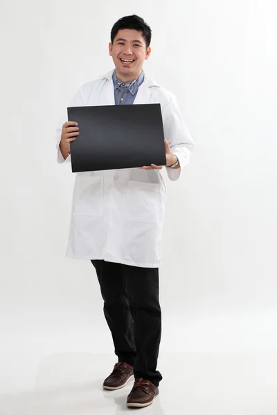 Médico chino con tarjeta en blanco —  Fotos de Stock