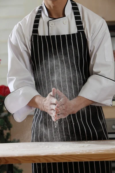 Šéfkuchař s moukou na ruce — Φωτογραφία Αρχείου