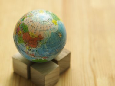 Tuğla üzerinde masaüstü dünya