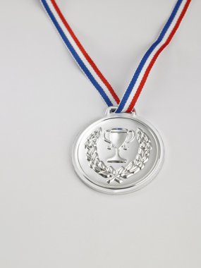 Şerit üzerindeki gümüş madalya