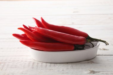 Küçük bir tabak içinde kırmızı biber arraged