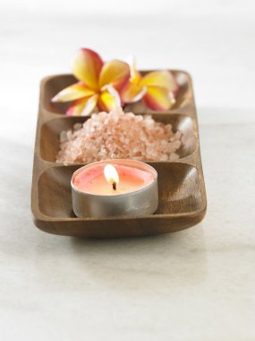 Frangipani, tuz ve mum