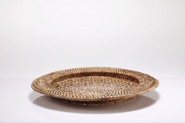 Beyaz arka plan üzerinde yuvarlak tepsi