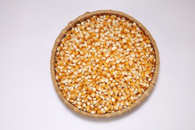 Bambu sepetinde mısır.