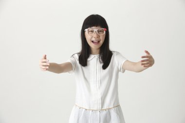 Elleri açık olan kız