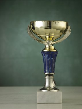 Kara tahta önünde kupa