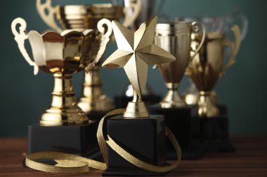 Grup yeşil zemin üzerine kupa