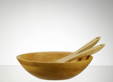 Kaşık ve çatal ile ahşap kase