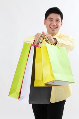 Alışveriş çantalı adam.