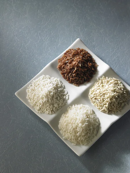 Diferentes tipos de arroz en el plato — Foto de Stock