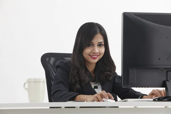 Geschäftsfrau arbeitet — Stockfoto