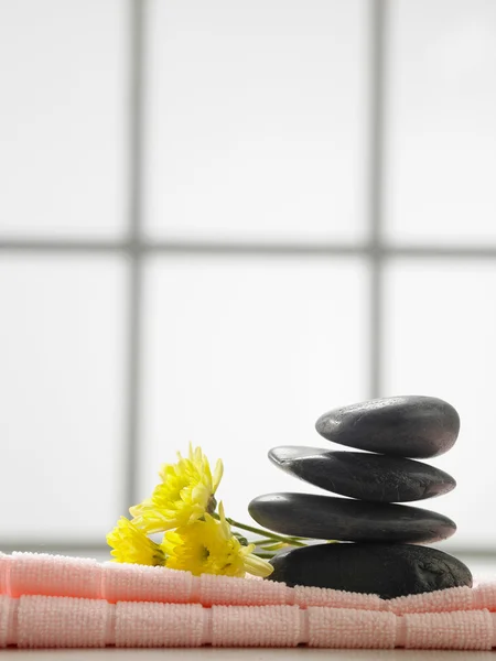 Stack of stone and flower — Stock Photo, Image