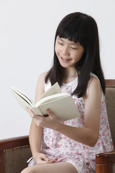 Girl reading book — Stock Photo, Image