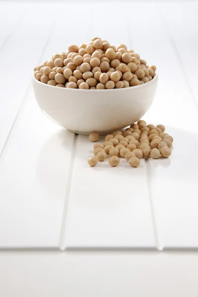 Sojabönor i en vit skål — Stockfoto