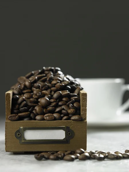 Geroosterde koffie bean naast de cup — Stockfoto