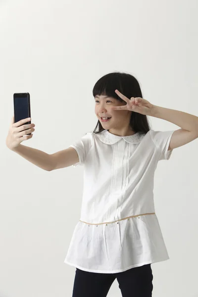 Chinesisches Mädchen macht Selfie — Stockfoto