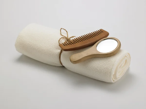 Ванное полотенце с расчёской — стоковое фото
