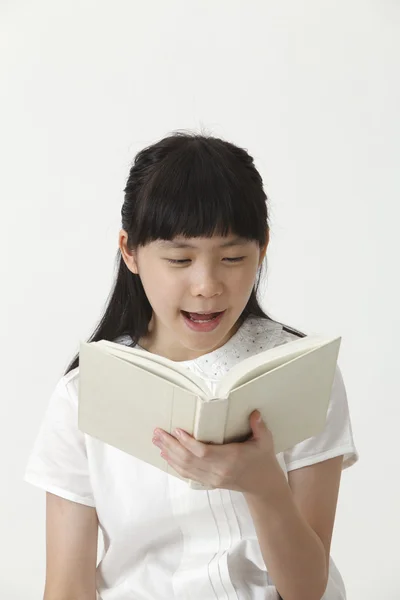 Chica leyendo un libro — Foto de Stock