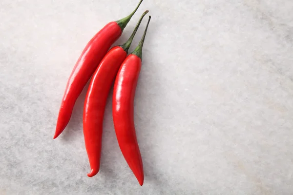 Bovenaanzicht van drie rode chili — Stockfoto