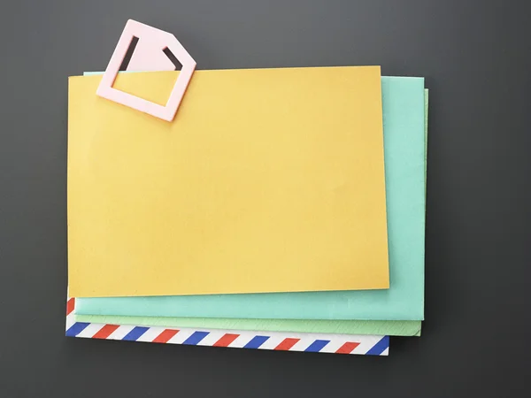 Envelopes de cor com clip — Fotografia de Stock
