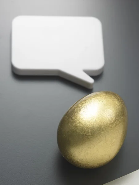 Goldenes Ei mit Blase — Stockfoto