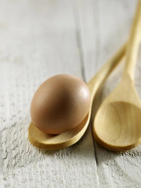 Коричневе яйце на ложці — стокове фото