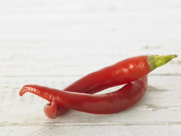 Rode chili peper op een witte tafel — Stockfoto
