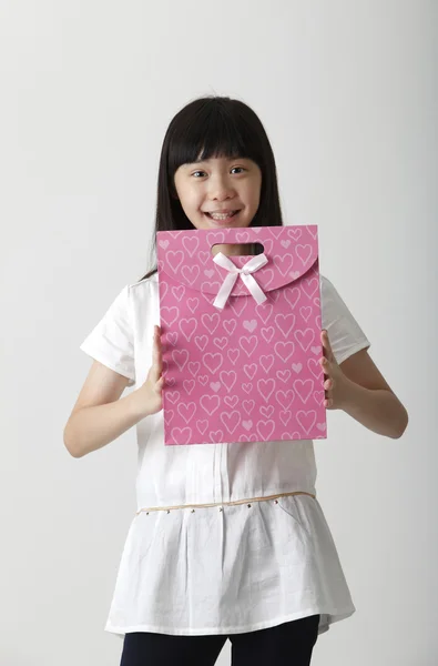 Ragazza in possesso di una borsa regalo — Foto Stock