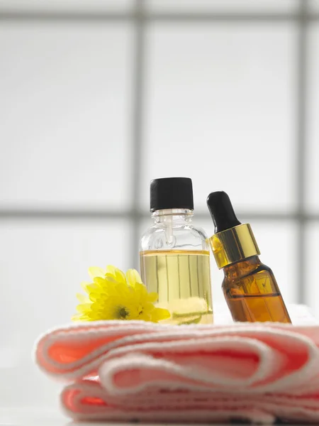 Massage oil on top of towel — Stock Photo, Image