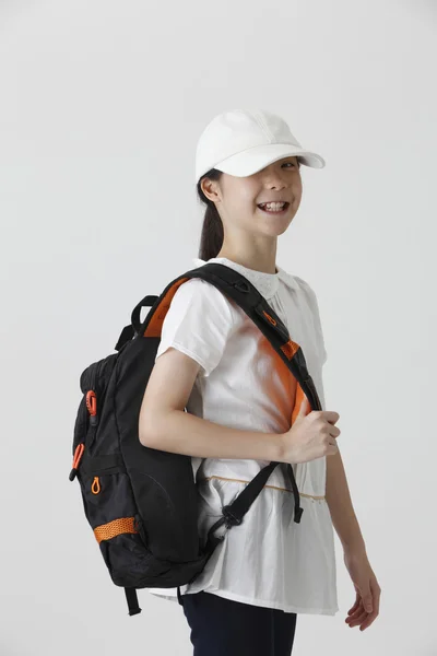 Porträtt av tonåring med ryggsäck — Stockfoto