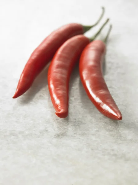 Peperoncino rosso su un tavolo bianco — Foto Stock