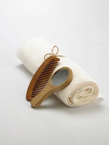 Toalha de banho com o pente — Fotografia de Stock