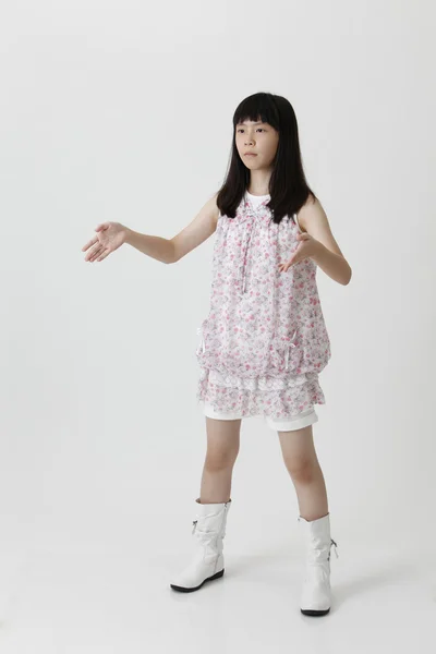 Girl practicing kung fu — Stock Photo, Image