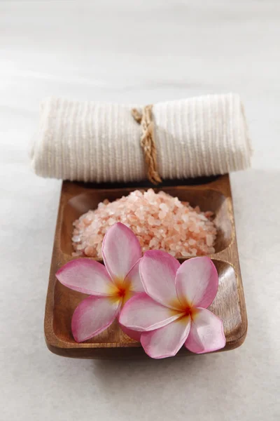 Frangipani blomma, salt och handduk — Stockfoto