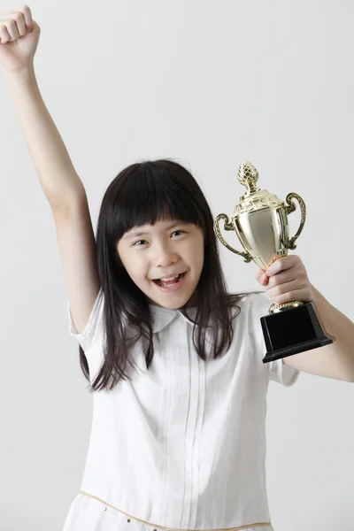 Menina segurando troféu — Fotografia de Stock