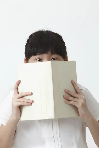 Peeking από ένα βιβλίο — Φωτογραφία Αρχείου