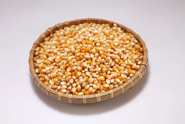 Milho milho no cesto de bambu — Fotografia de Stock